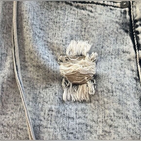 ALICE + OLIVIA NWT Raw-Edge Trim Mini Skirt
Washed Denim Size 24 (0) - Picture 12 of 14